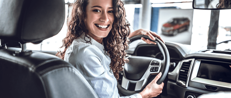 femme en voiture